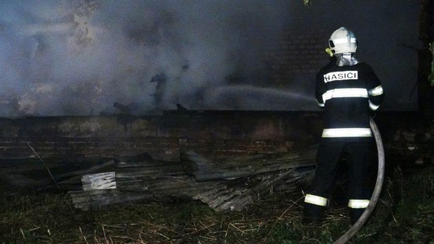 Hasiči v Horoměřicích likvidovali rozsáhlý požár včelína (27.4.2015)