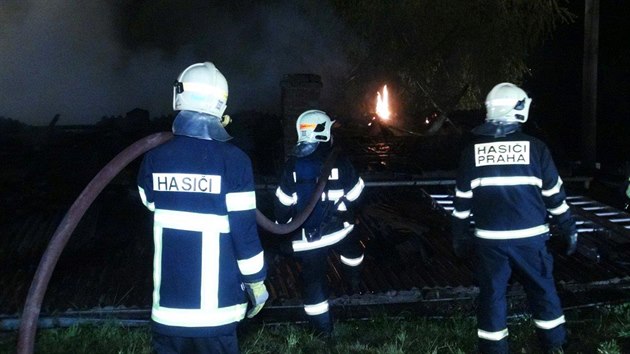 Hasiči v Horoměřicích likvidovali rozsáhlý požár včelína (27.4.2015)