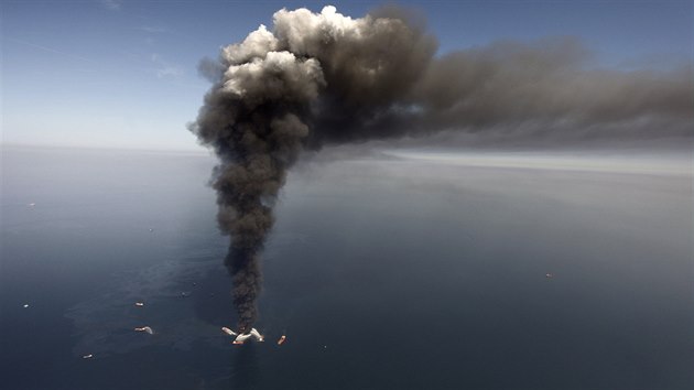 Havárie ropné plošiny Deepwater Horizon společnosti BP v Mexickém zálivu vyvrhla do Mexického zálivu 780 milionů litrů ropy (duben 2010)