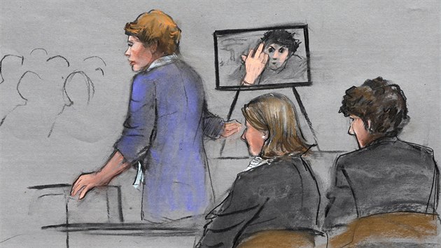 alobkyn Nadine Pellegriniov ukazuje video s Carnajevem z vazby, na kterm ukazuje vztyen prostednek (21. dubna 2015)
