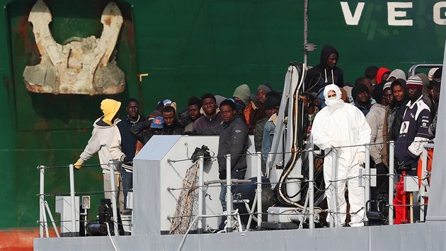 Skupina uprchlk ek na vylodn v Itlii (23. dubna 2015)