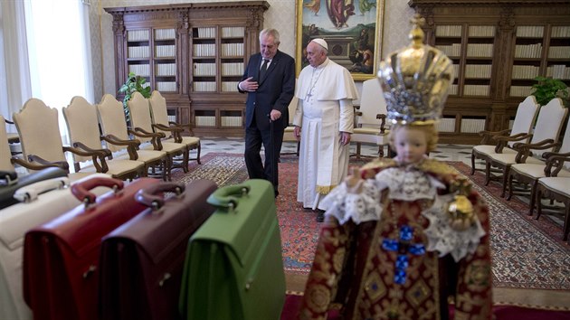 Prezident Miloe Zeman se ve Vatiknu seel s hlavou mskokatolick crkve, papeem Frantikem (24. dubna 2015)
