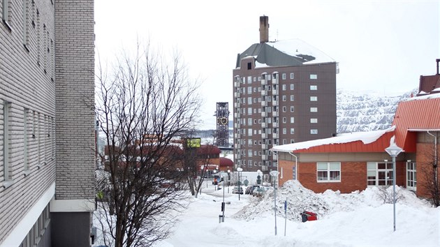Tb ve vdskm mst Kiruna ustoup i velk bytov domy, jejich demolice zaala ve stedu 22. dubna. Snmek zachycuje stav z 19. bezna 2015.