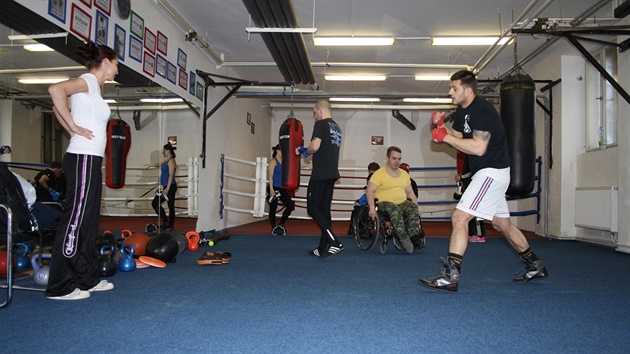 V tlocvin cvií spolu s boxery na vozíku i zdraví lidé.