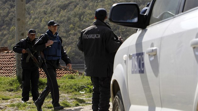 Fotograf agentury AP na mst hlenho incidentu zachytil i automobil Organizace pro bezpenost a spoluprci v Evrop (21. dubna 2015).