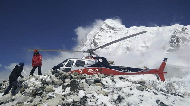 Destky horolezc zstaly po zemtesen uvznny v zkladnm tboe i pmo na svazch Mount Everestu, odkud se nemohou vrtit pky zpt dol, protoe srie lavin zniila lana a ebky na cest (27. dubna 2015).