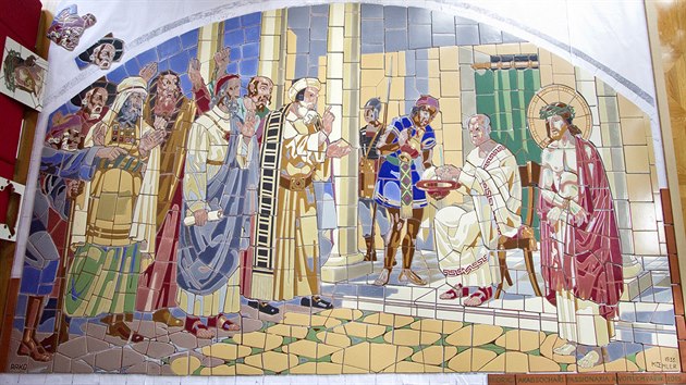 Kopie keramické mozaiky Jano Köhlera pro křížovou cestu na Hostýně od sochařů Vojtěcha Paříka a Passionarie Pařík.