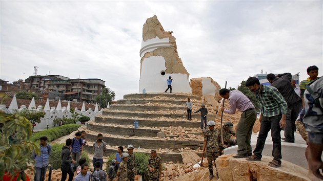 Trosky zemtesenm znien ve Dharahara v Kthmnd
