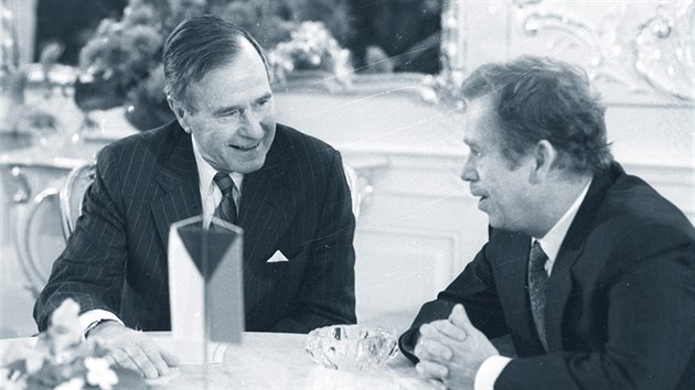 Na prvn vro Sametov revoluce navtvil americk prezident George Bush Prahu. Na Hrad se setkal se svm eskm protjkem Vclavem Havlem. (17. listopadu 1990)