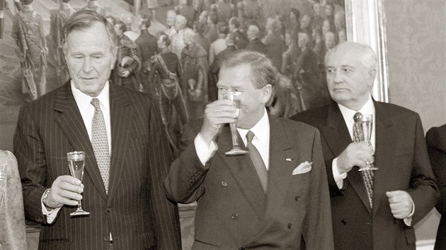 Bval americk prezident George Bush, prezident Vclav Havel a  Michail Gorbaov pi destm vro Sametov revoluce na Praskm hrad. (16. listopadu 1999)