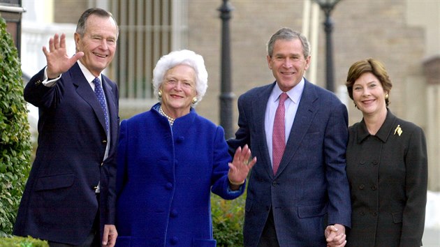 Bval americk prezident George Bush s manelkou Barbarou, synem Georgem a jeho manelkou Laurou po nedln bohoslub v kostele svatho Jana ve Washingtonu. (27. ledna 2002)