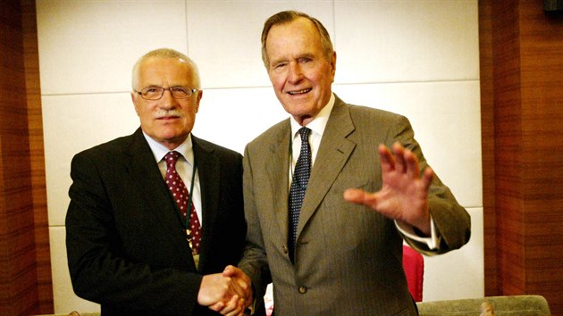 Vclav Klaus a George Bush star pi setkn v dubnu 2004