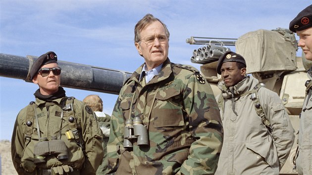 Na Den dkuvzdn navtvil americk prezident George Bush st. vojky slouc v Perskm zlivu. (22. listopadu 1990)
