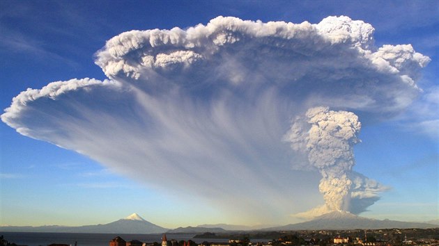 Vbuch sopky Calbuco v Chile. Zbr z msta Puerto Varas (22. dubna 2015).