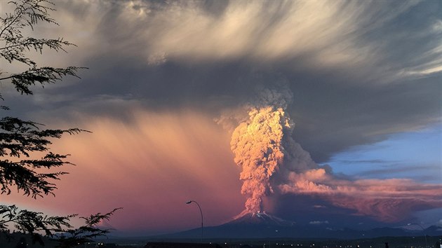 Vbuch sopky Calbuco v Chile. Zbr z msta Puerto Varas (22. dubna 2015).