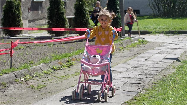 V kolonii erven k v Ostrav-Marinskch Horch se dtem ije dobe. (21. dubna 2015)