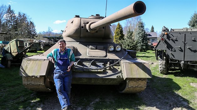 Karel Trlica mlad u tanku T34-85, se kterm se ve tvrtek zastn oslav osvobozen Ostravy. Tank je pln pohybliv a kanon m upraven pro imitaci stelby.