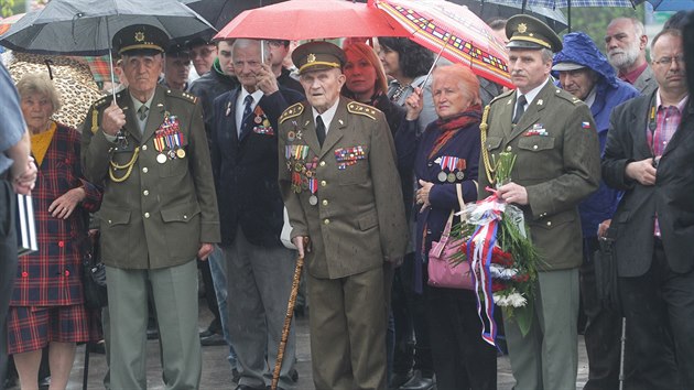 Vlen veterni se sjdj do Ostravy, aby tam ve tvrtek oslavili sedmdest let od osvobozen msta. (28. dubna 2015)