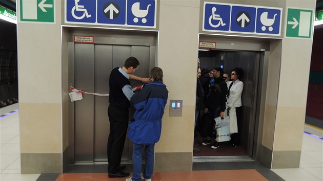 Výtah ve stanici metra Boislavka je kvli porue mimo provoz. Jednou má...