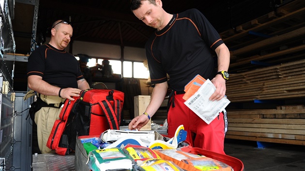 Pra��tí hasi�i se p�ipravovali na odlet �eského Traumateamu do zem�t�esením...