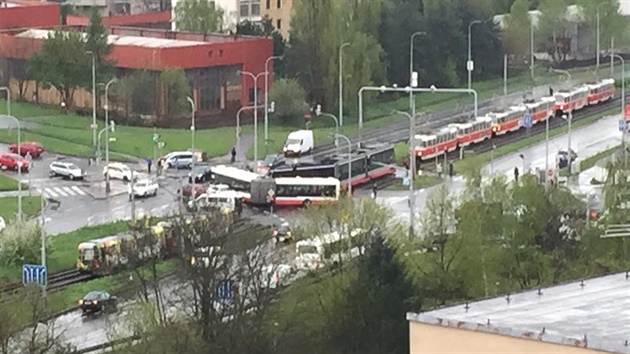 Sráka autobusu a tramvaje v Modanech.