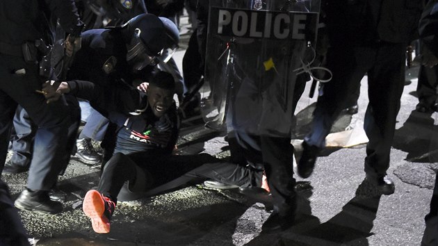 Demonstrace proti zákrokům policistů, při nichž v poslední době zemřelo několik černochů.