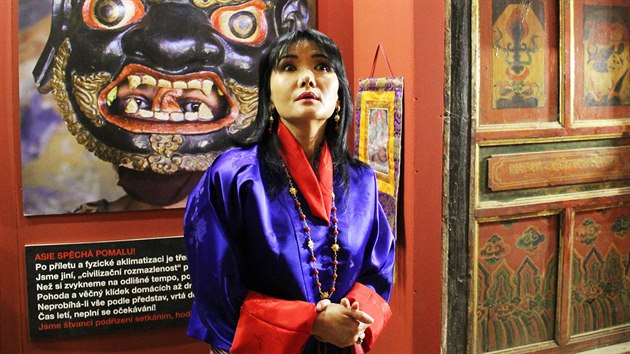 Bhútánská královna si prohlíží výstavu Šangri-la v Jihočeském muzeu v Českých Budějovicích.