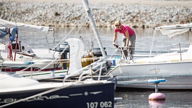 Andrea Tomekov provozuje s manelem pjovnu plachetnic na molu B v pstavu Marina Lipno.