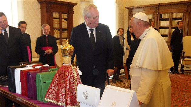 Český prezident Miloš Zeman představuje dary, které Svatému otci do Vatikánu přivezl.