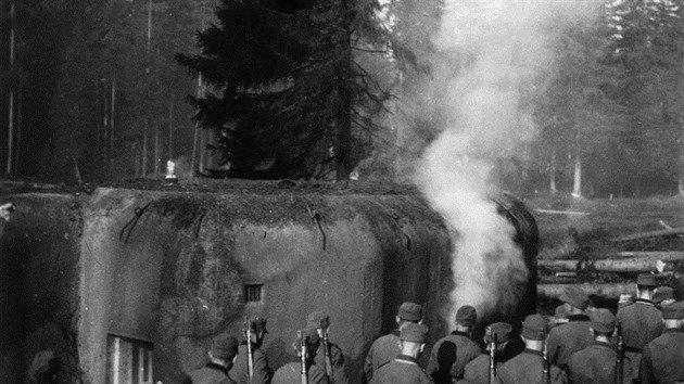 Příslušníci II. praporu horského pluku 99 sledují dým valící se z vnitřku objektu č. 64. Čs. vojáci při ústupu zřejmě zapálili vnitřní bednění.