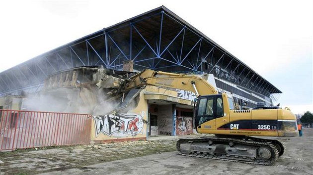 Stroje přijely zbourat zimní stadion za Lužánkami.