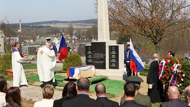 Ostatky rudoarmjc ve e nad Szavou se ze Zelen hory pesthovaly na hbitov (25. dubna 2015).