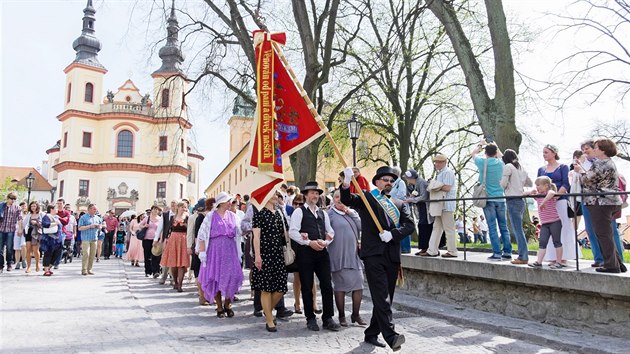 V Litomyšli zahájili sezonu duševních lázní. O jedinečnou atmosféru se postarali nadšenci v meziválečných oděvech i majitelé veteránů (25. dubna 2015).