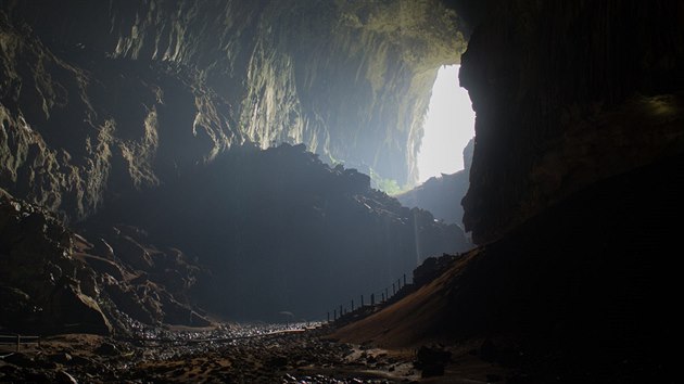 Pohled na vchod z jeskyn Deer cave.