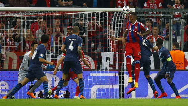 Jerome Boateng  z Bayernu hlavikuje na brnu Porta a ve tvrtfinle Ligy mistr stl druh gl svho tmu.