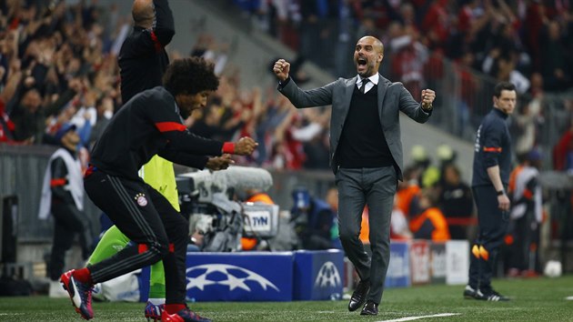 Josep Guardiola, trenr Bayernu (vpravo) a nhradnk Dante se raduj bhem tvrtfinlov odvety Ligy mistr proti Portu.
