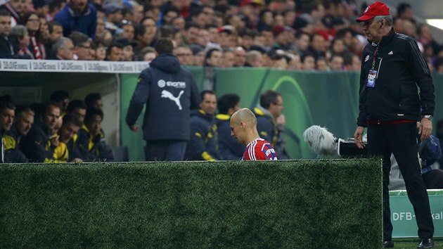 Arjen Robben z Bayernu opouští hřiště v semifinále Německého poháru proti Dortmundu. Po měsíční léčbě břišních svalů si znovu zranil, natrhl si lýtkový sval.