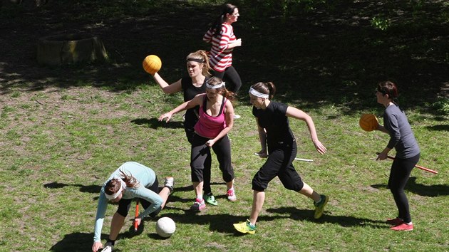 Studenti olomoucké Univerzity Palackého hrají v parku famfrpál. Jejich tým se kouzelnické hře z příběhů Harryho Pottera pod vedením Markéty Šťovíčkové věnuje jako první v České republice. (duben 2015)