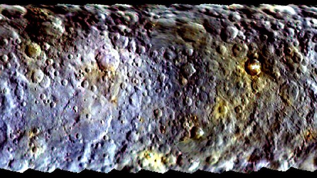 Povrch trpasli planety Ceres v umle pibarvench barvch sloen ze snmk pozench sondou Dawn.