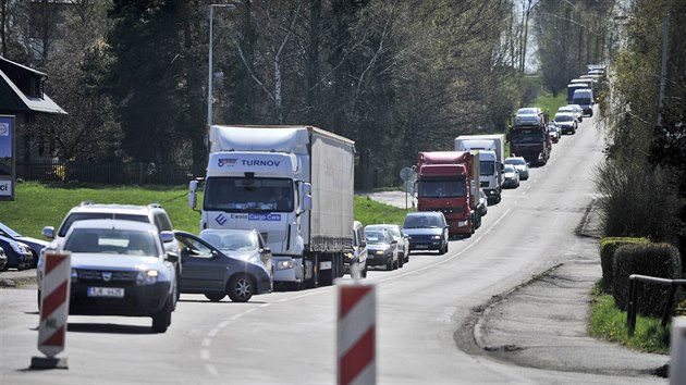 V Humpoleck ulici se cel lto bude opravovat most pes eleznici, jezdit se bude po provizornm pemostn, kter se v tchto dnech stav. Lid, kte bydl za mostem, si stuj, e msto nenalo dnou jinou pstupovou lokalitu na nkolik sdli a prmyslovch zn. Denn mus ekat v dlouhch kolonch ped omezenm.