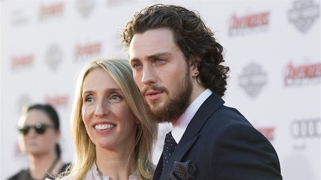 Aaron Taylor-Johnson s manelkou Sam na premie dalho dlu srie Avengers