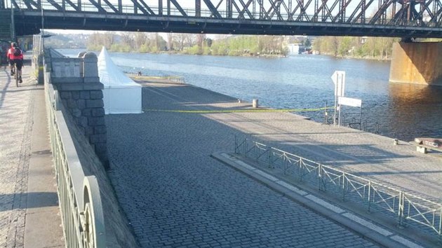 N�m�stek prim�torky Mat�j Stropnick� se vyhradil proti uzav�en� n�plavky 4 dny p�ed zah�jen�m akce Lod� na vod�.