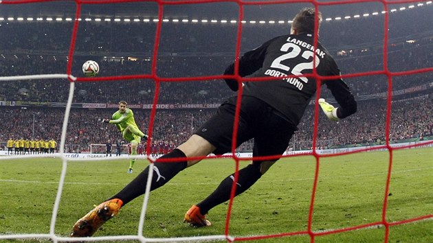 M JDE DO BEVNA. Brank Manuel Neuer kope penaltu proti kolegovi Langerakovi z Dortmundu. Ned.