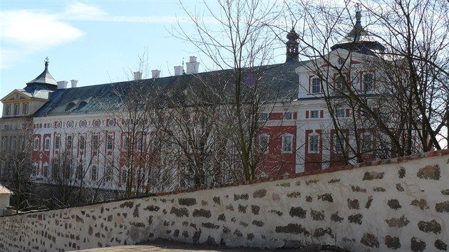 Benediktinský klášter v Broumově se chystá na slavnostní otevření revitalizované části a obnovené zahrady. Pohled z klášterní zahrady (20. 4. 2015).