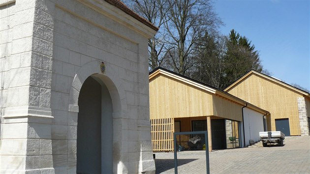 Vstupní brána do klášterní zahrady, nad ní se nachází bývalý dřevník, který bude sloužit koncertům, divadelním představením nebo seminářům (20. 4. 2015).