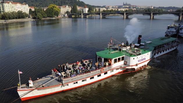 Historický parník Vltava stále slouí.