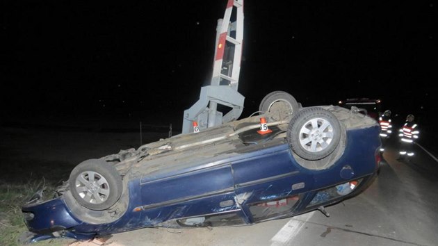 idi jedouc pod vlivem alkoholu a marihuany nezvldl na umperku zen a narazil na pejezdu do zabezpeovacho zazen. Auto skonilo na stee, on pot z msta nehody odeel.