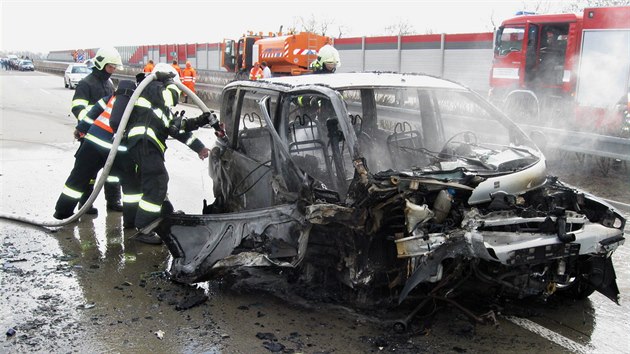 Pi nehod na dlnici D1 po nrazu do svodidel vzpllo auto. Navzdory zsahu hasi z nj zbylo jen ohoel torzo.