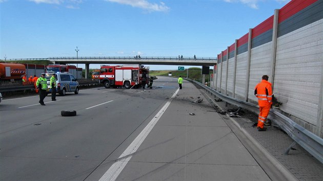 Pi nehod na dlnici D1 po nrazu do svodidel vzpllo auto. Navzdory zsahu hasi z nj zbylo jen ohoel torzo.