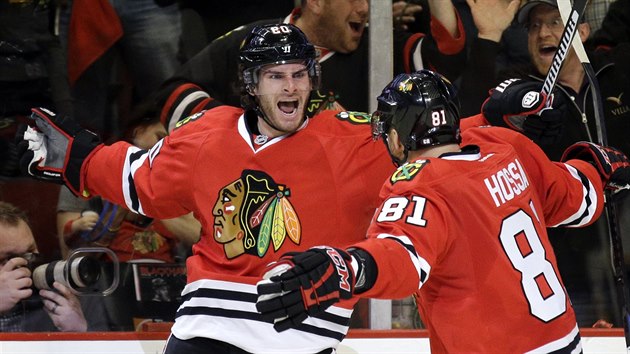 Brandon Saad (vlevo) a Marin Hossa slav gl Chicaga